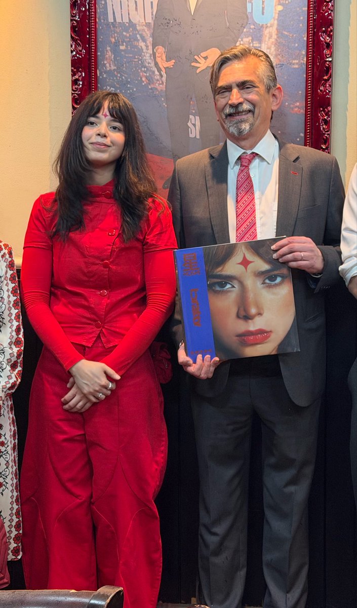 agarcialopezl's tweet photo. 🇲🇽🎶 Tuve la oportunidad de conocer a Bratty, la primera artista mexicana en presentarse en Music Matters Live Singapore, festival que reúne a más de 40 artistas de 15 países.

¡Qué orgullo ver a México presente en este escenario! 🇲🇽🇸🇬 https://t.co/pmHfPQy7DA
