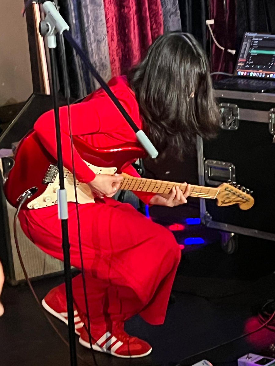 agarcialopezl's tweet photo. 🇲🇽🎶 Tuve la oportunidad de conocer a Bratty, la primera artista mexicana en presentarse en Music Matters Live Singapore, festival que reúne a más de 40 artistas de 15 países.

¡Qué orgullo ver a México presente en este escenario! 🇲🇽🇸🇬 https://t.co/pmHfPQy7DA