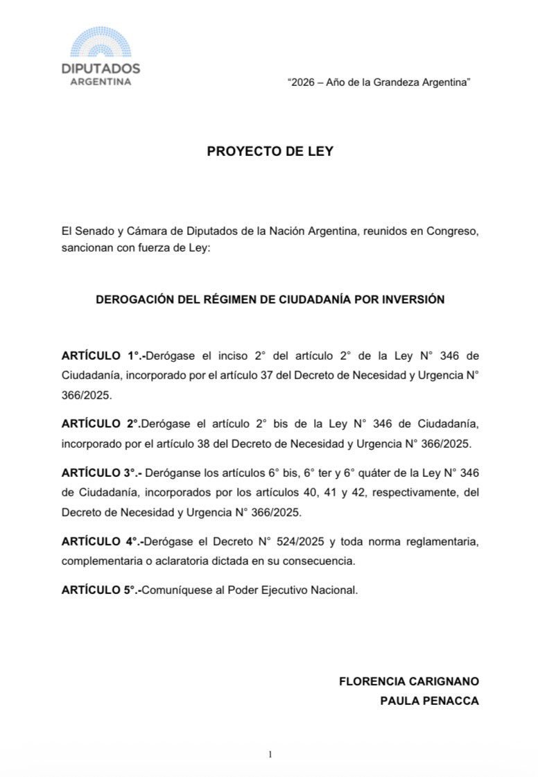 FUNDIDOSxMILEI's tweet photo. ⚠️🫵"LA CIUDADANÍA NO ES UN ACTIVO FINANCIERO": Las diputadas Florencia Carignano y Paula Penacca PIDEN DEROGAR POR LEY LA VENTA D PASAPORTES DE MILEI.

Busca frenar el mecanismo q permite a extranjeros obtener el pasaporte argentino a cambio d un aporte d U$D 350.000 o la compra d bonos d deuda x U$D 800.000, eliminando de facto la exigencia tradicional d 2 años d residencia efectiva.
✅ Presentaron un proyecto d ley en la Cámara d Diputados para voltear el régimen d "ciudadanía por inversión" creado por el Poder Ejecutivo a través del DNU 366/2025 y el Decreto 524/2025.
Exigieron además la disolución inmediata d la Agencia d Programas d Ciudadanía por Inversión creada bajo la órbita del Ministerio de Economía.

#ArgentinaNoSeVende #LaPatriaNoSeVende #LeyDeTierras #MileiEstafador #MileiNuncaMàs #MileiCipayo #TODOSaTribunales