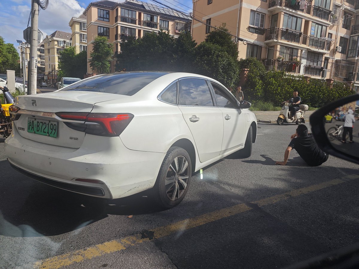 Jin2Liu's tweet photo. Man, just walked out and witnessed someone getting hit by a car — what a way to start the day. Think I'll still have any luck at the poker table? 😂

刚出门就碰到有人被撞，今天还想去打牌不会太霉吧？ https://t.co/yliKzA1o9J