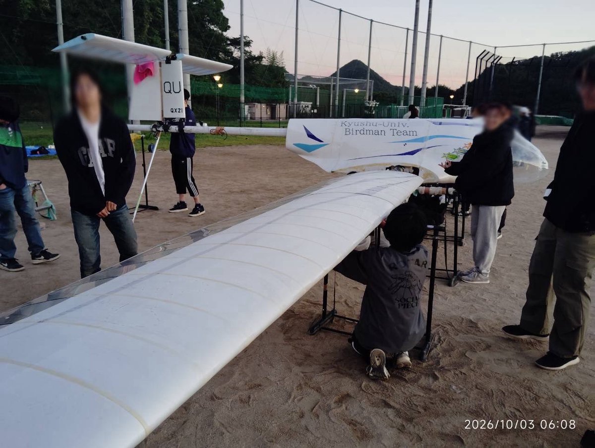Q_birdman's tweet photo. 先週末に第1回秋の飛行試験を行いました🍁

今回はQX-21・QX-22・QX-26のパーツを再構成して修復した試験機でフライト！パイロットの経験積みも順調に進んでいます。

本番機体製作に向けてチーム一丸で頑張ります💪 https://t.co/Mwk5hbrp1K
