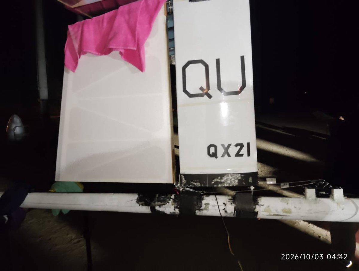 Q_birdman's tweet photo. 先週末に第1回秋の飛行試験を行いました🍁

今回はQX-21・QX-22・QX-26のパーツを再構成して修復した試験機でフライト！パイロットの経験積みも順調に進んでいます。

本番機体製作に向けてチーム一丸で頑張ります💪 https://t.co/Mwk5hbrp1K