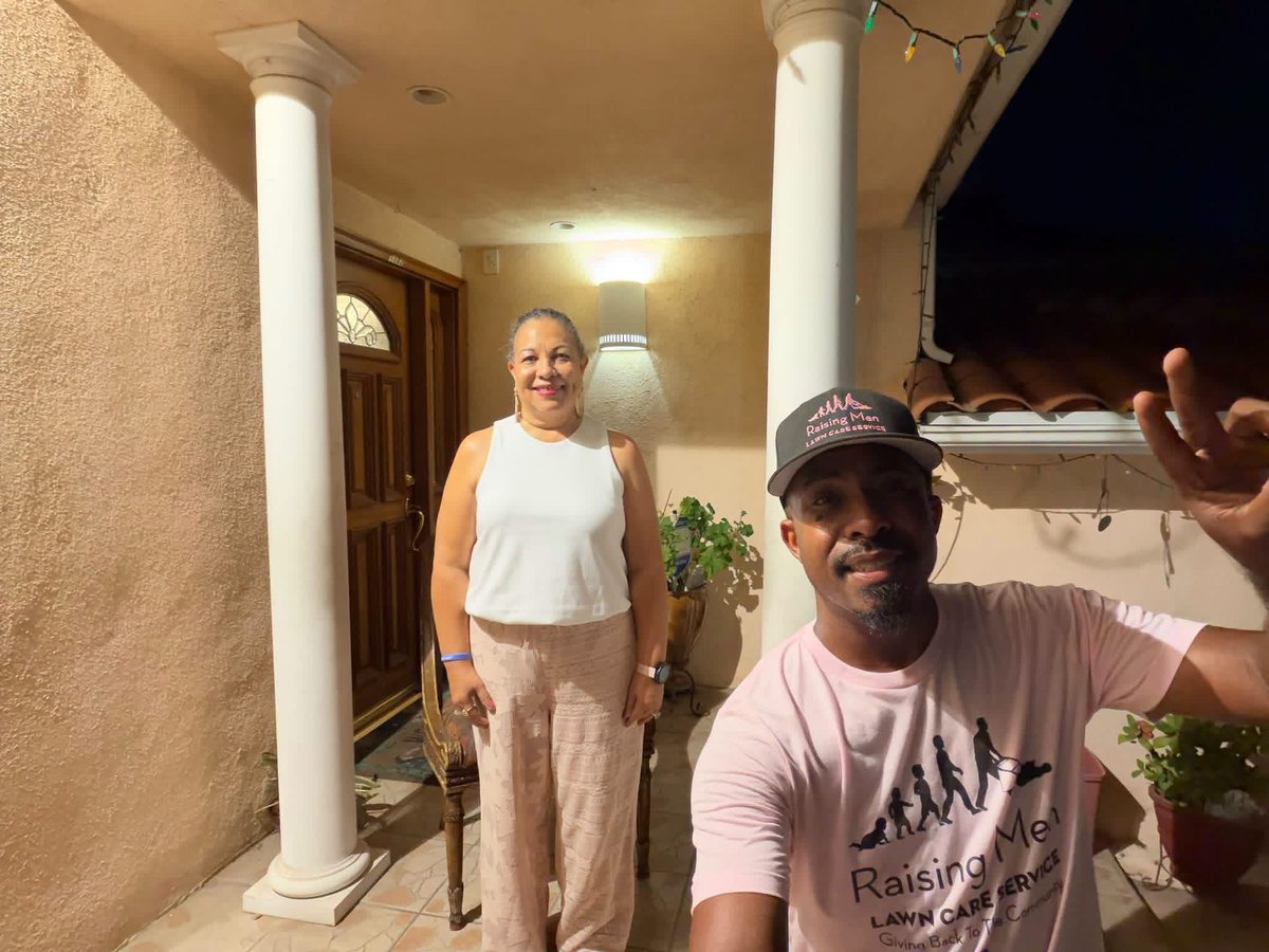 iamrodneysmith's tweet photo. Today, I had the honor of meeting Glenda Noble, and one thing was clear from talking with her—she is a fighter. ❤️🎀 Glenda first battled Stage 1 breast cancer and thought that chapter was behind her. Fourteen years later, the cancer returned, this time as Stage 4 metastatic breast cancer that had spread to her bones. She is now undergoing aggressive chemotherapy after three years on a chemotherapy pill that eventually stopped working. Glenda knows her cancer is treatable but not curable, yet she refuses to give up. She leans heavily on a family that she can call anytime she feels down, and she credits her positive mindset with helping her continue this fight. Her message to anyone facing cancer says it all: “We got this. Stay positive. I’m not going to give up. I’m going to fight it.” Please keep Glenda in your prayers as she continues fighting. 🙏🏾💕 Be sure to check out their video in my next post.