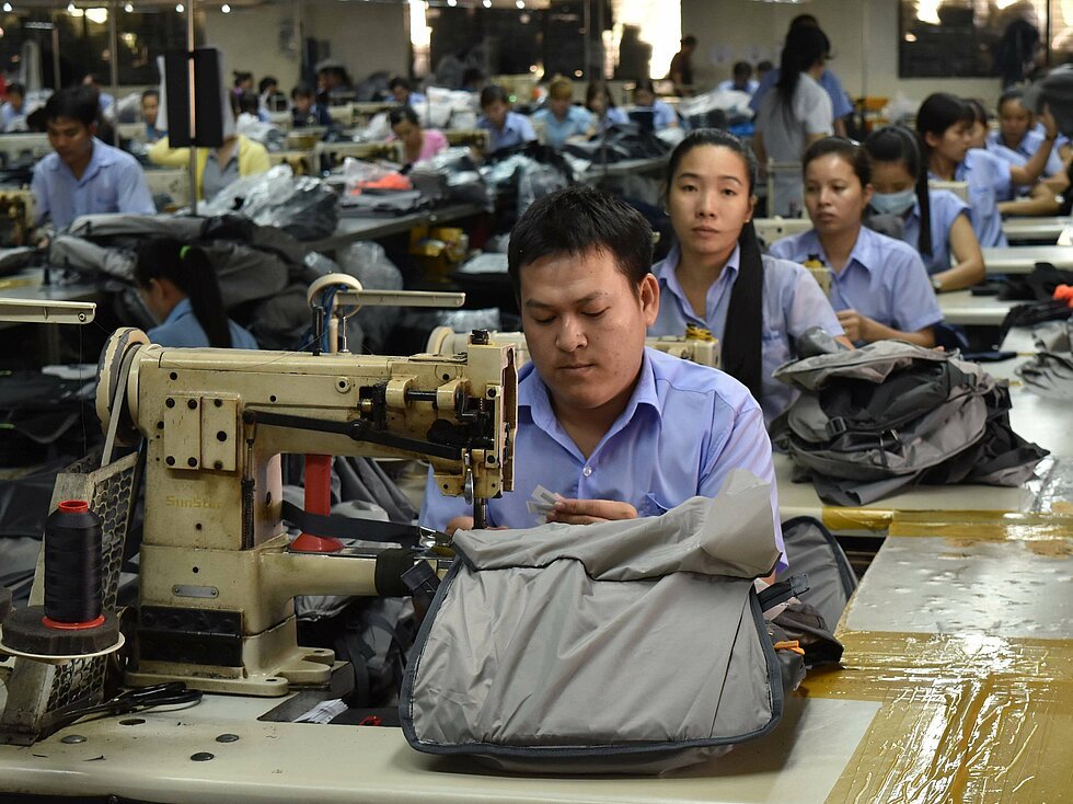 ERodDev's tweet photo. A key message is that  participating in #GVC lowers the threshold 4 entry into #global #markets: Economies no longer need to develop complete industries to begin exporting; instead, they can specialize in 
segments of production. Yet not everyone benefits, says @ADB_HQ report https://t.co/RuW9Vk8mZj
