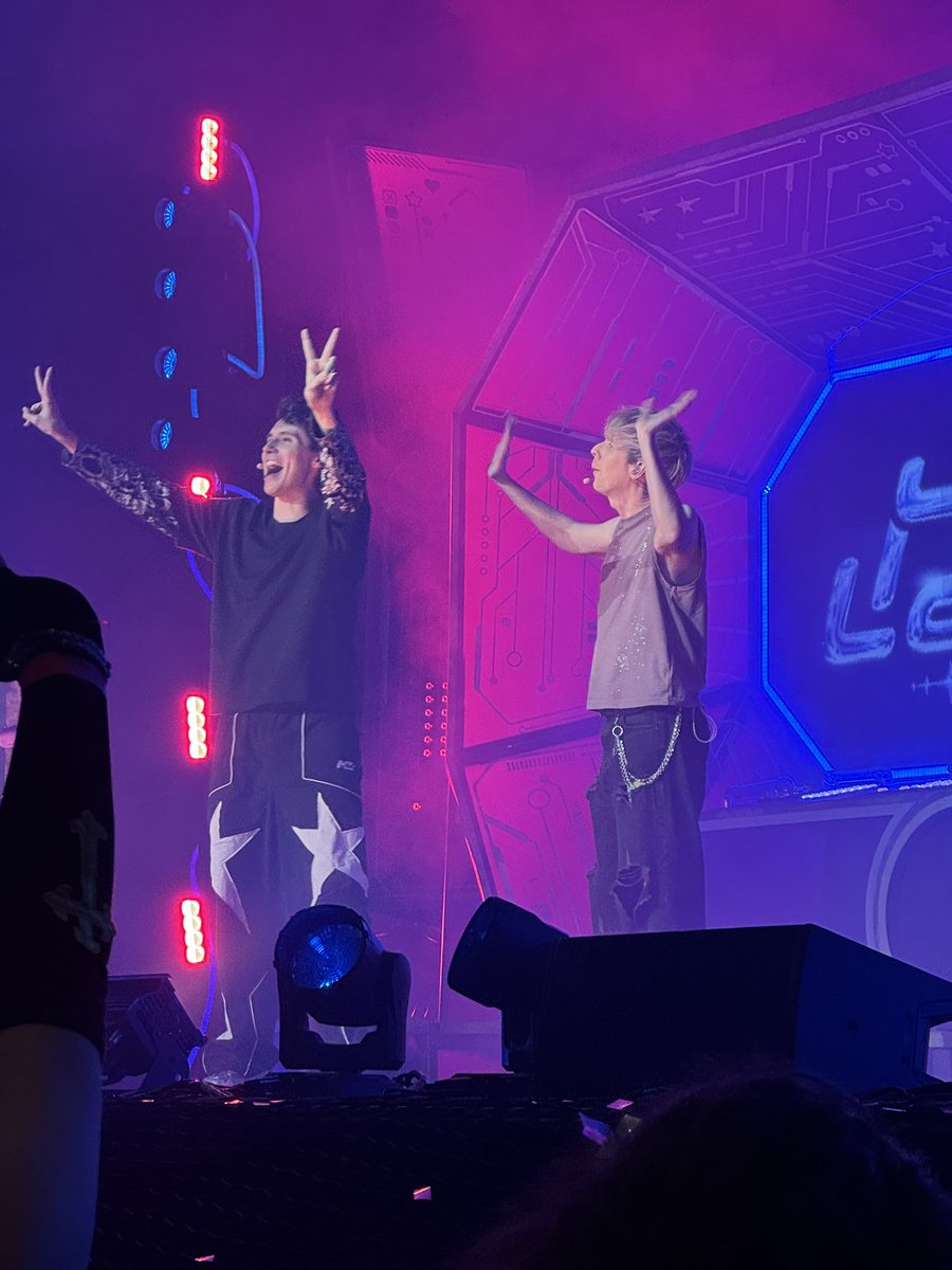 shoujodreamer's tweet photo. god, i love mondays. 

thank you dan &amp; phil. 💜 https://t.co/PrLX67nziU