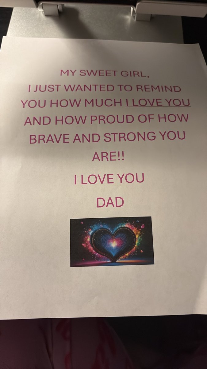 DareBear30_'s tweet photo. I just came back to my desk with this note from my dad. It’s like he knew I wasn’t having a good mental health day even though I didn’t say anything 🥺😭 https://t.co/OKe5UZK6hv