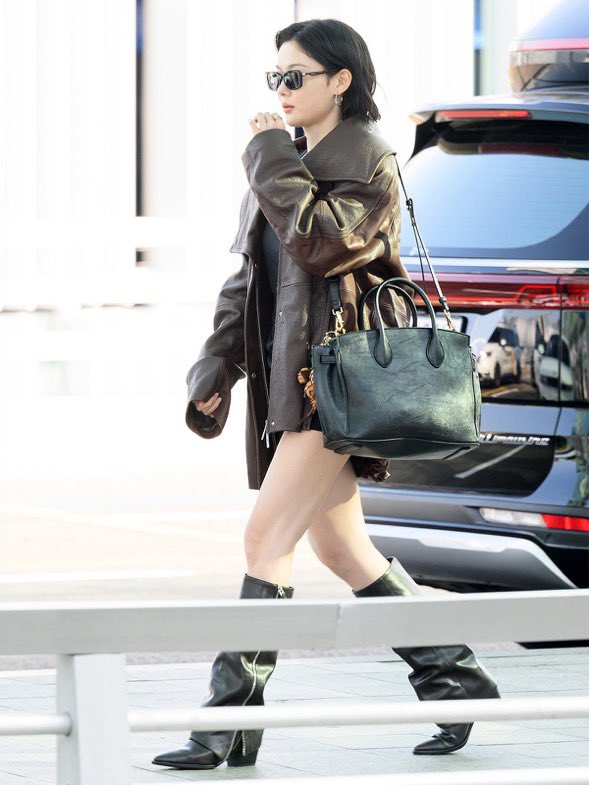 charleskeithR's tweet photo. “찰키라는 게 숨긴다고 
숨겨지는 것도 아니고…” 

낭만의 도시 파리와 찰떡으로 어울리는
유정 배우님의 시크한 공항패쑌..⸌͂⸍̑⸜̑⸝͂ 
(feat. 찰키)

👜: 지네브라 토트백 - 블랙
https://t.co/8yBhtwFWLX

👢: 에이더 니하이 부츠 - 다크 브라운
https://t.co/YdO3tBB9Tk

🧸: 솔방울 참 - 멀티
https://t.co/AoP977vRZl