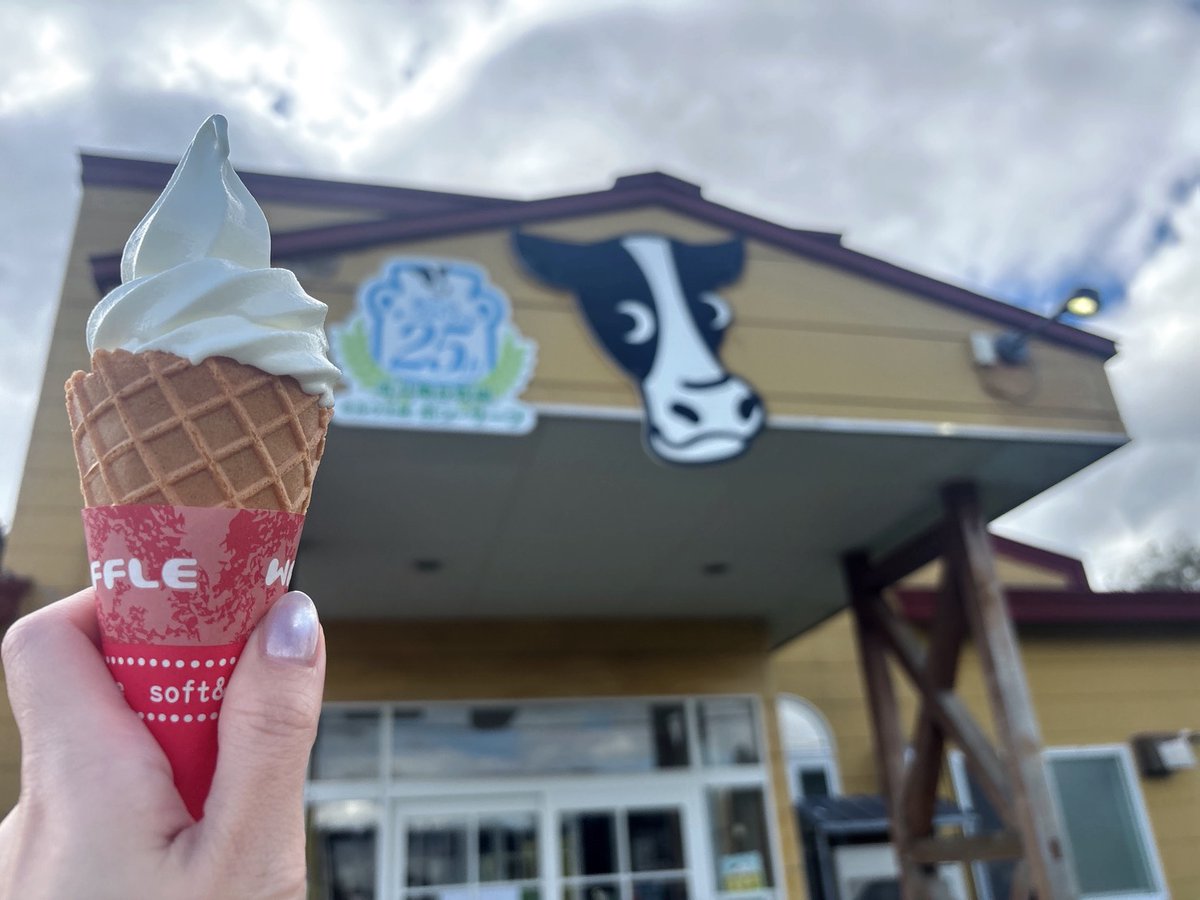 maruhan_hachi's tweet photo. みずきのソフトクリーム記録🍦Vlo5

青森三大ソフトクリームの1つ！！
むつ市の「ミルク工房ボン・サーブ」さま
@bonsurb369 
放牧された子ヤギたちと戯れた🐐😌

搾りたてミルクのソフトクリームは
当然！！！絶品でした🥺 https://t.co/vKsIJDhiax