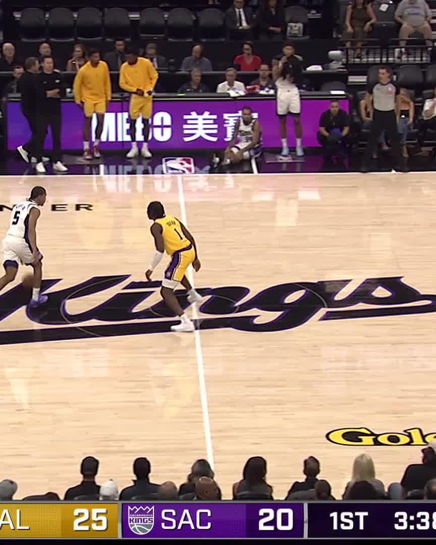 An NBA basketball game between the Lakers and Sacramento Kings, with the score showing LA 25, SAC 20 in the 1st quarter at 3:38, showing player #1 on the court at the Kings logo.