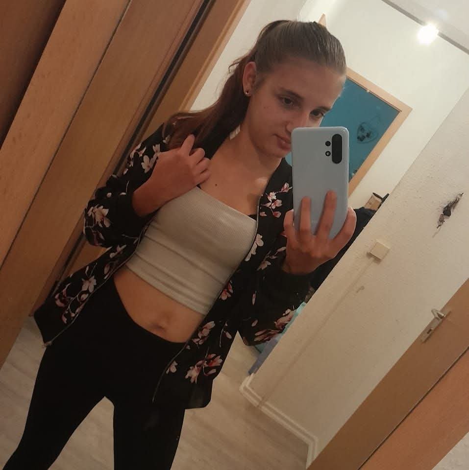 lauriipx7w's tweet photo. Guten Morgen 
Leggins Tanger runter und Doggy vorm Spiegel und eine hand an meine Haare ziehen 🥵
#viralㅤ
#porn #nackt #girl #deutsch https://t.co/8VLqrdu5y1