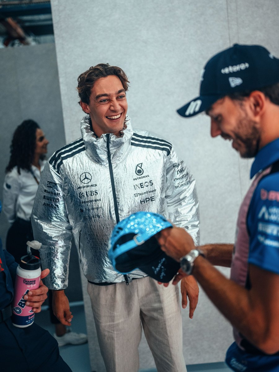 F1Mercedesrp's tweet photo. Russell's sparkly cap gifted to him by a fan, was the star the of driver parade ๐ฉตโจ
#F1RP #BahrainGPRP - @Formula1FRP https://t.co/68idsUcMRU