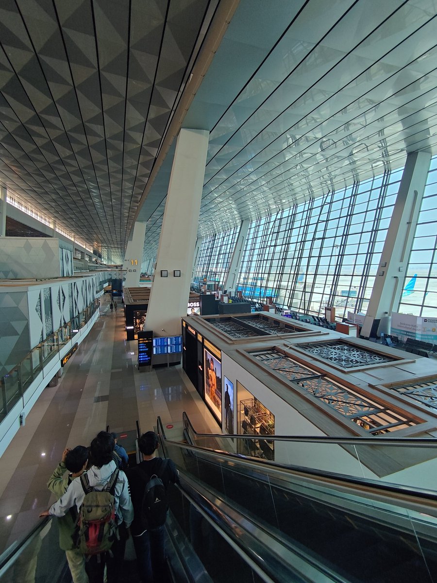 elixir_kun's tweet photo. Night and day tlga pinas (naia) sa SEA airports  😅 https://t.co/VxGXZjd0fx