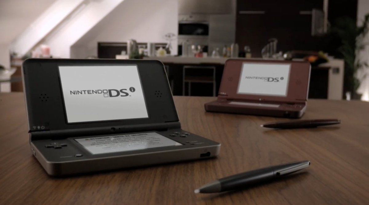 JimmyWhetzel's tweet photo. the dsi xl launching with dark brown and wine red... 
the sophistication... i felt so chic in 7th grade

she was meant to be played in a cafe, alongside a black coffee and maybe a fresh scone https://t.co/Ds8ekUT2d3