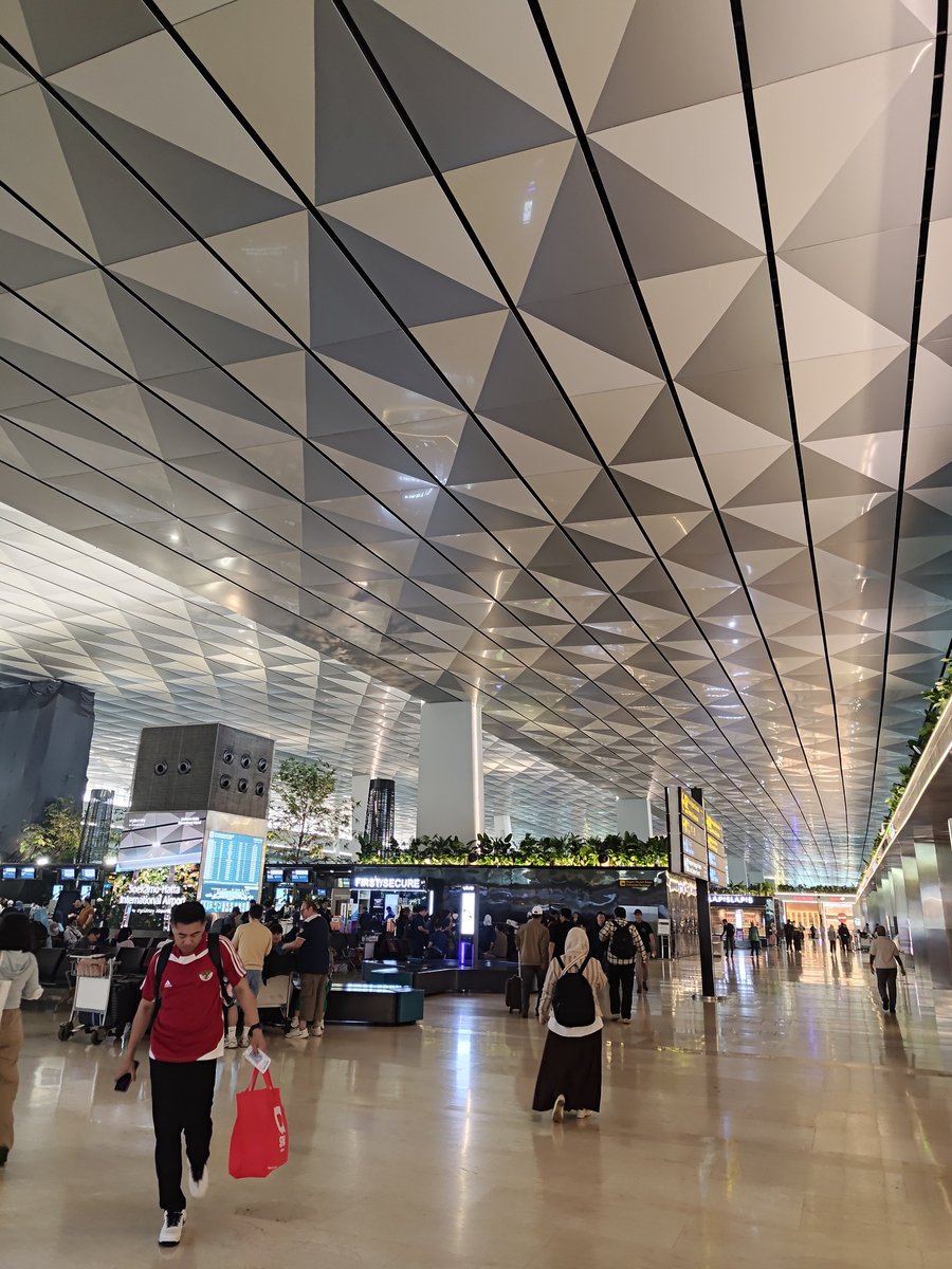 elixir_kun's tweet photo. Night and day tlga pinas (naia) sa SEA airports  😅 https://t.co/VxGXZjd0fx