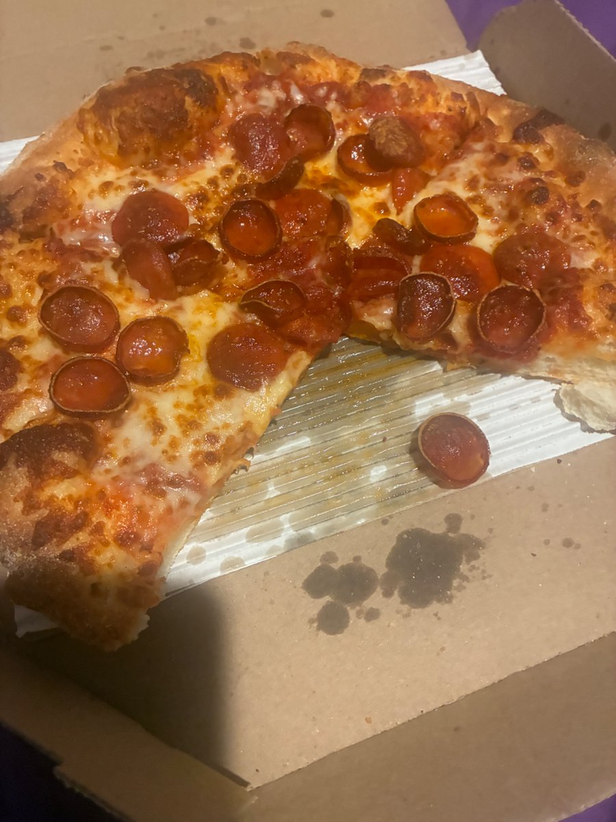 davedsafNATION's tweet photo. I ate a whole entire pizza https://t.co/iswDLfPtit