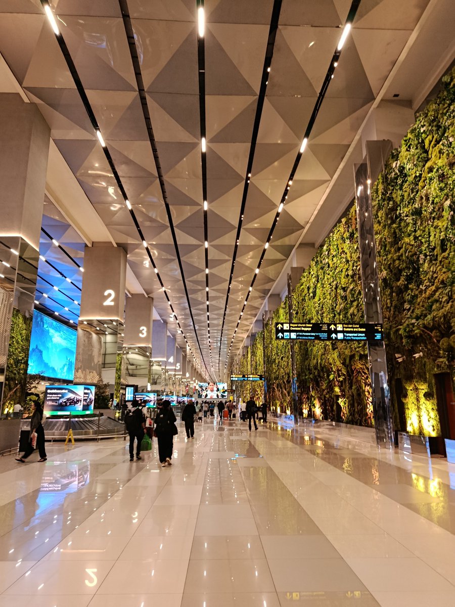 elixir_kun's tweet photo. Night and day tlga pinas (naia) sa SEA airports  😅 https://t.co/VxGXZjd0fx