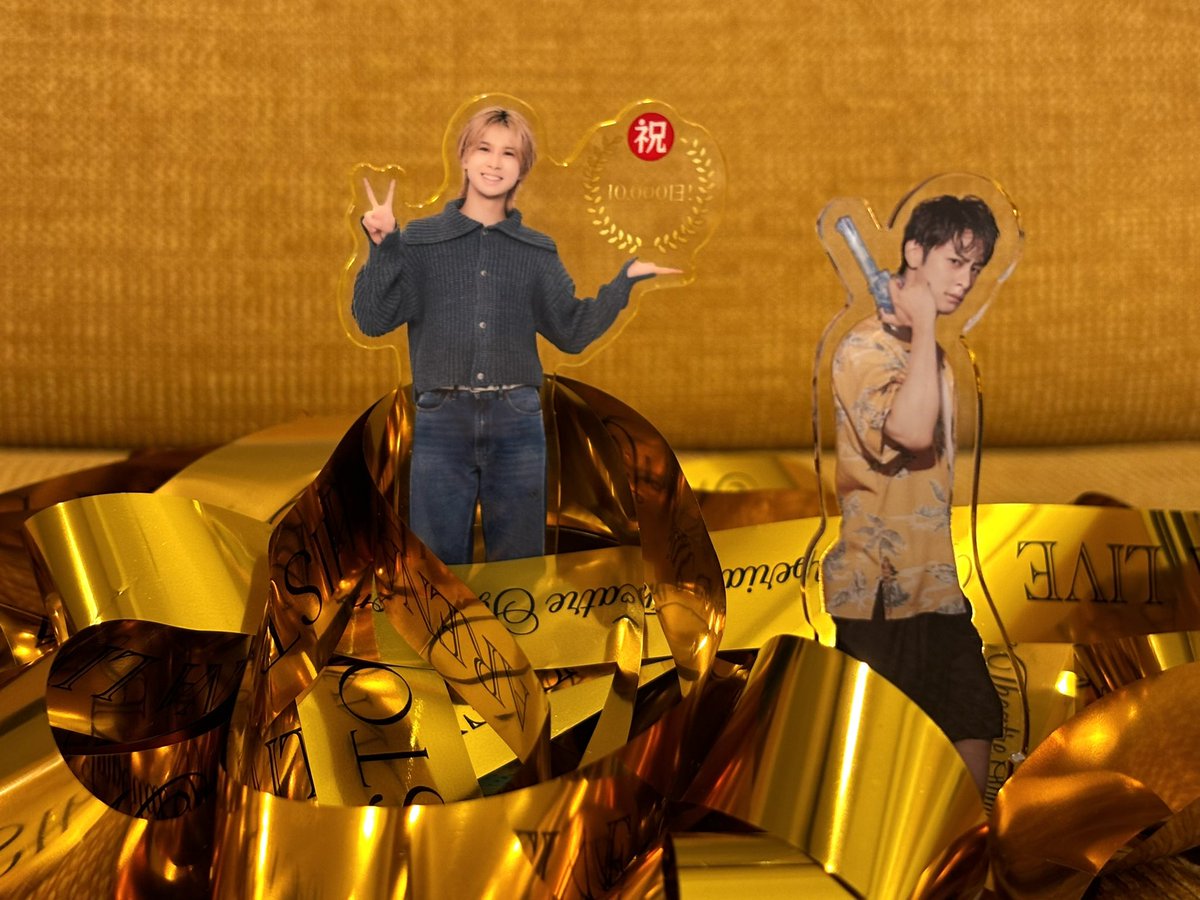 NYAROoooooo's tweet photo. これは帝劇コンのときに銀テにくるまれくるむくんを撮りたくて奮闘したお写真と、通りすがりの夏男ばにゃくん https://t.co/2vweSZeaVq