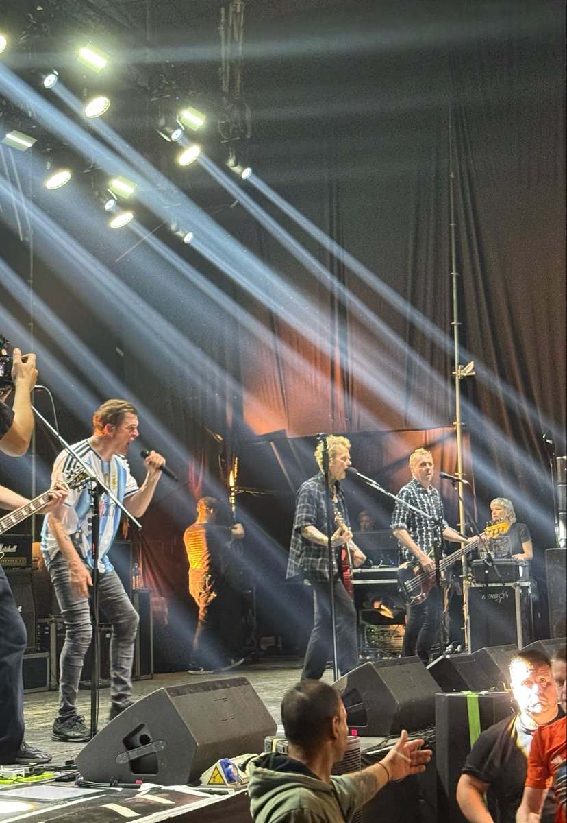 SrMondiola's tweet photo. Die Toten Hosen, right now, live in Tandil. Club Unión y Progreso.

BZE. https://t.co/7RaUPMEhPv