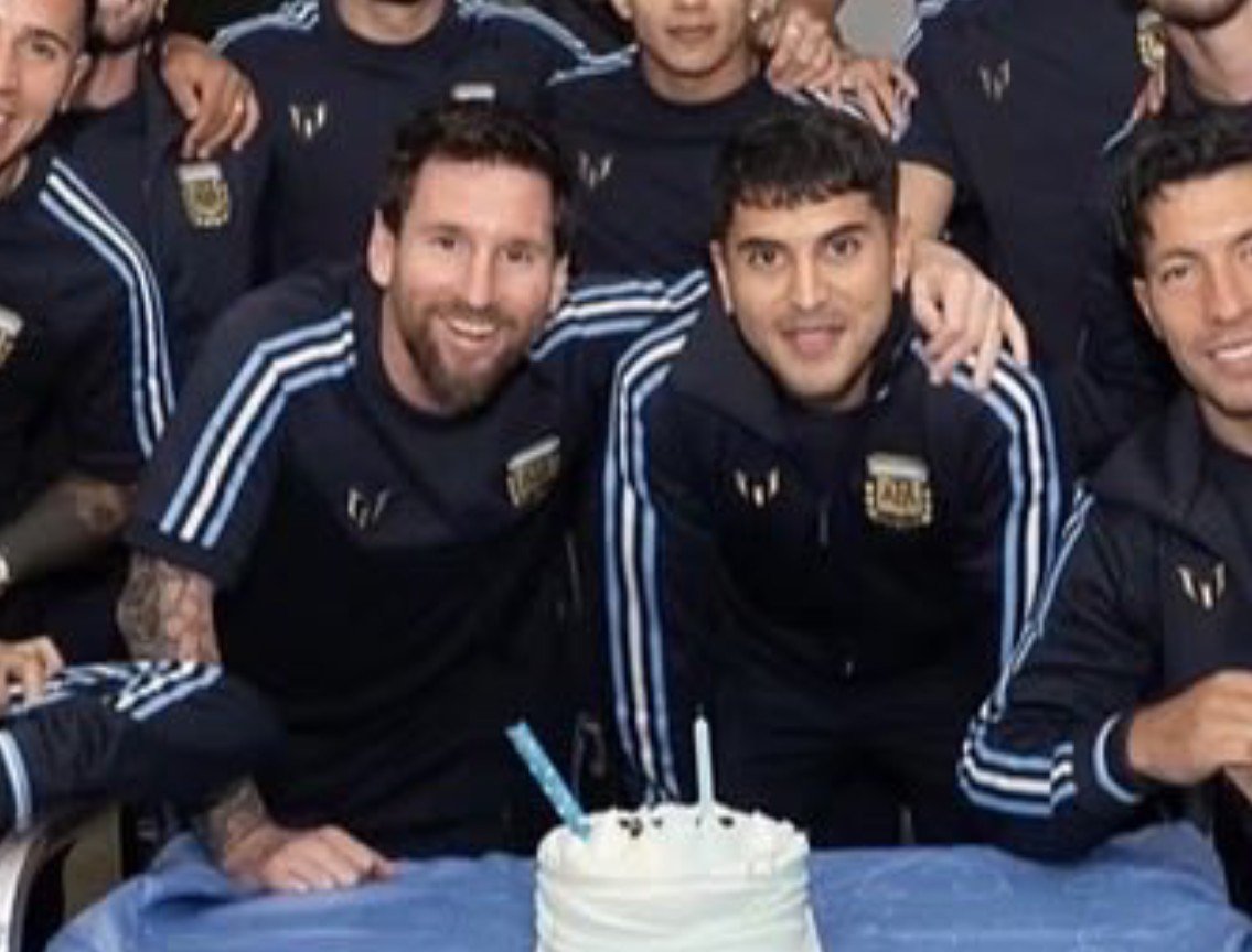 opin0loga's tweet photo. palacios tuvo el mejor festejo de cumpleaños de SU VIDA dios mirá cómo lo abraza leo lpm que envidia https://t.co/5LwCFfaOIg