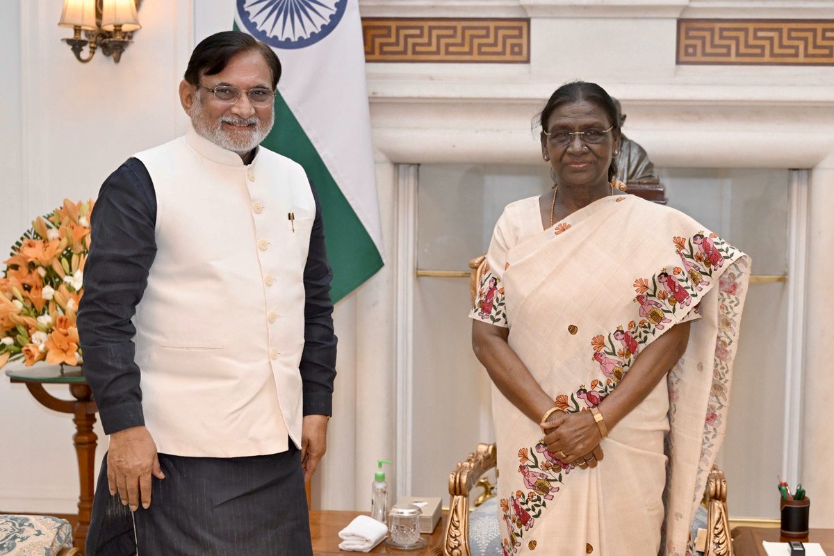 prafulkpatel's tweet photo. भारत की माननीय राष्ट्रपति श्रीमती द्रौपदी मुर्मुजी से आज दिल्ली में शिष्टाचार भेंट की।

 इस अवसर पर देश, समाज एवं जनसेवा से जुड़े विभिन्न विषयों पर उनसे सार्थक संवाद हुआ। माननीय राष्ट्रपति जी के प्रेरणादायी विचारों एवं मार्गदर्शन से नई ऊर्जा और प्रेरणा प्राप्त हुई। https://t.co/Oe7Nt9dXa5
