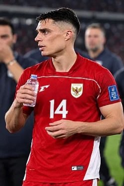 SchmithRio's tweet photo. @The_RedsIndo Semua memberikan kontribusi, tapi entah kenapa saya fokus sama ini pemain, bener2 CDM yang dibutuhkan motong aliran serangan Thailand wlpun usia sudah kepala 3 tapi staminanya bagus coyy.. next kualifikasi Pildun bakalan kesusahan Indonesia mencari penganti CDM seperti dia. https://t.co/0mbea0iF8l