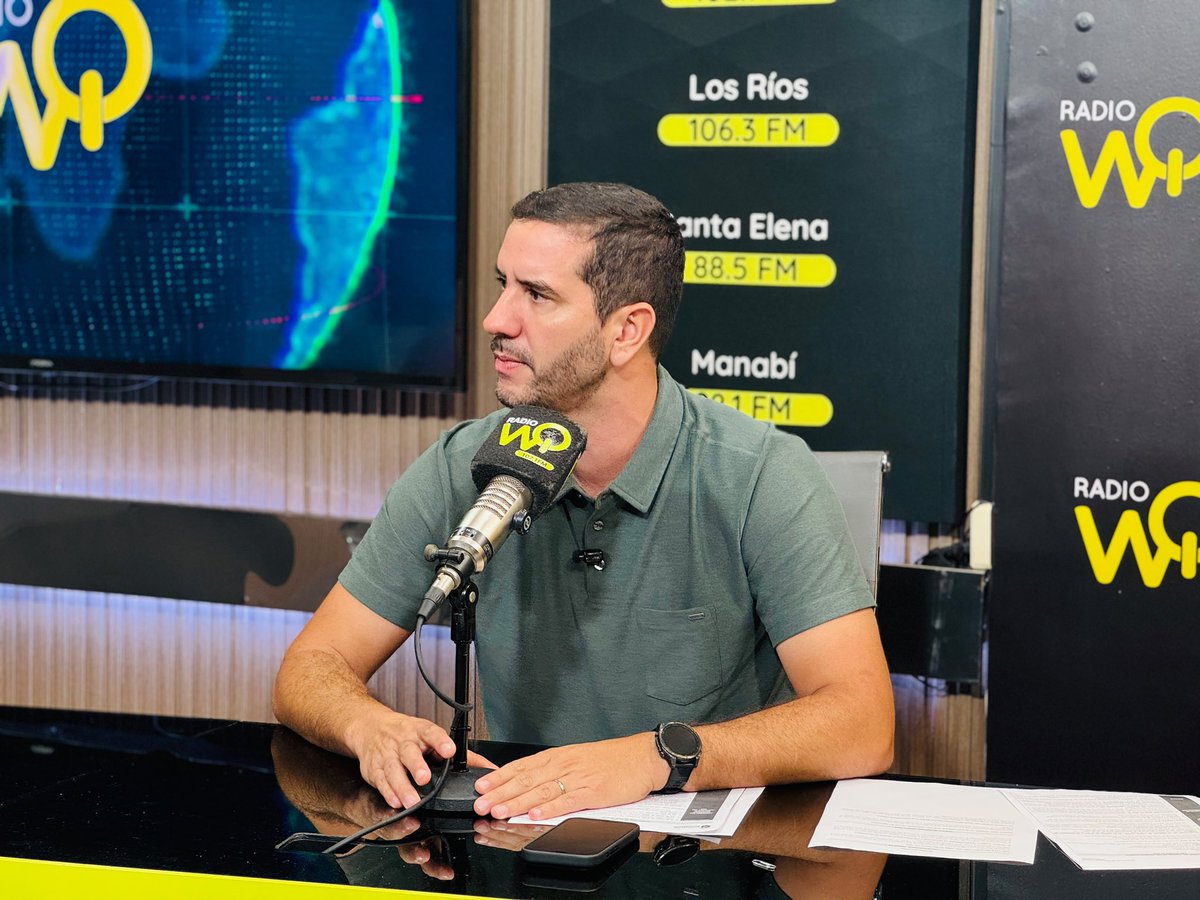 MIT_Ecuador's tweet photo. #MITEnMedios | En entrevista con @wq_radio, el ministro @RobertoLuqueN informó sobre las acciones frente al Fenómeno de El Niño y el estado de la Red Vial Estatal. 🛣️
✅ Actualmente no existen vías bloqueadas y más de 60 obras se ejecutan a escala nacional para mantener la conectividad.
✅También anunció la intervención en el parque de Monte Sinaí, que contempla áreas verdes, gimnasio, zona de boxeo y otros espacios deportivos y recreativos para las familias del sector.