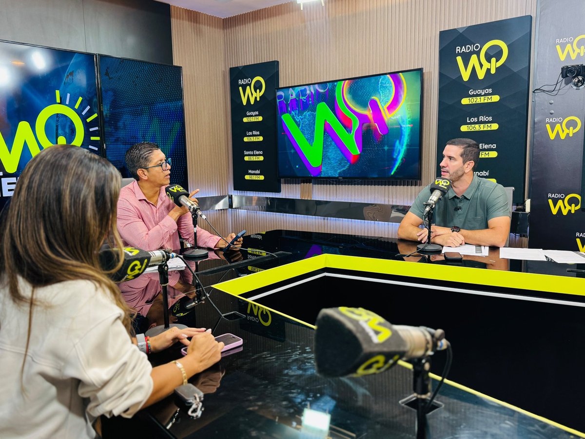 MIT_Ecuador's tweet photo. #MITEnMedios | En entrevista con @wq_radio, el ministro @RobertoLuqueN informó sobre las acciones frente al Fenómeno de El Niño y el estado de la Red Vial Estatal. 🛣️
✅ Actualmente no existen vías bloqueadas y más de 60 obras se ejecutan a escala nacional para mantener la conectividad.
✅También anunció la intervención en el parque de Monte Sinaí, que contempla áreas verdes, gimnasio, zona de boxeo y otros espacios deportivos y recreativos para las familias del sector.