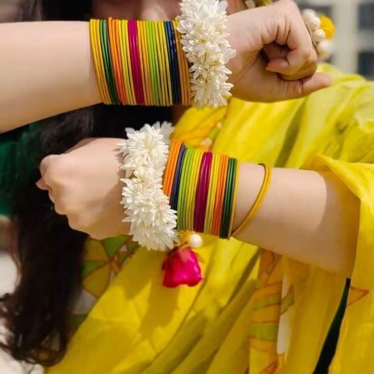 ImshaRehan's tweet photo. پہنی جو ہم نے کلائی میں ست رنگی چوڑیاں۔

رنگ چُرانے کو آئی ہے قـــوسِ  قزح زمین پر۔

#اردوقومی_زبان https://t.co/h6ztwEn3ae