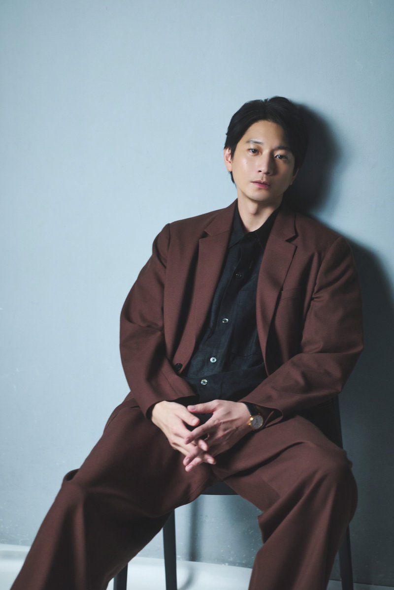fast_japan_'s tweet photo. #向井理 さんのアザーカットを公開📸
光と影が印象的な空間で、
静かな存在感を放つ向井さん。
ふと視線を落とした横顔や、
カメラをまっすぐ見つめる表情など、
一枚一枚で異なる魅力を見せてくださいました✨
@osamu_mukai0207
@drama_wowow
#FAST #MR医薬情報担当者 #WOWOW https://t.co/sms9473DgA