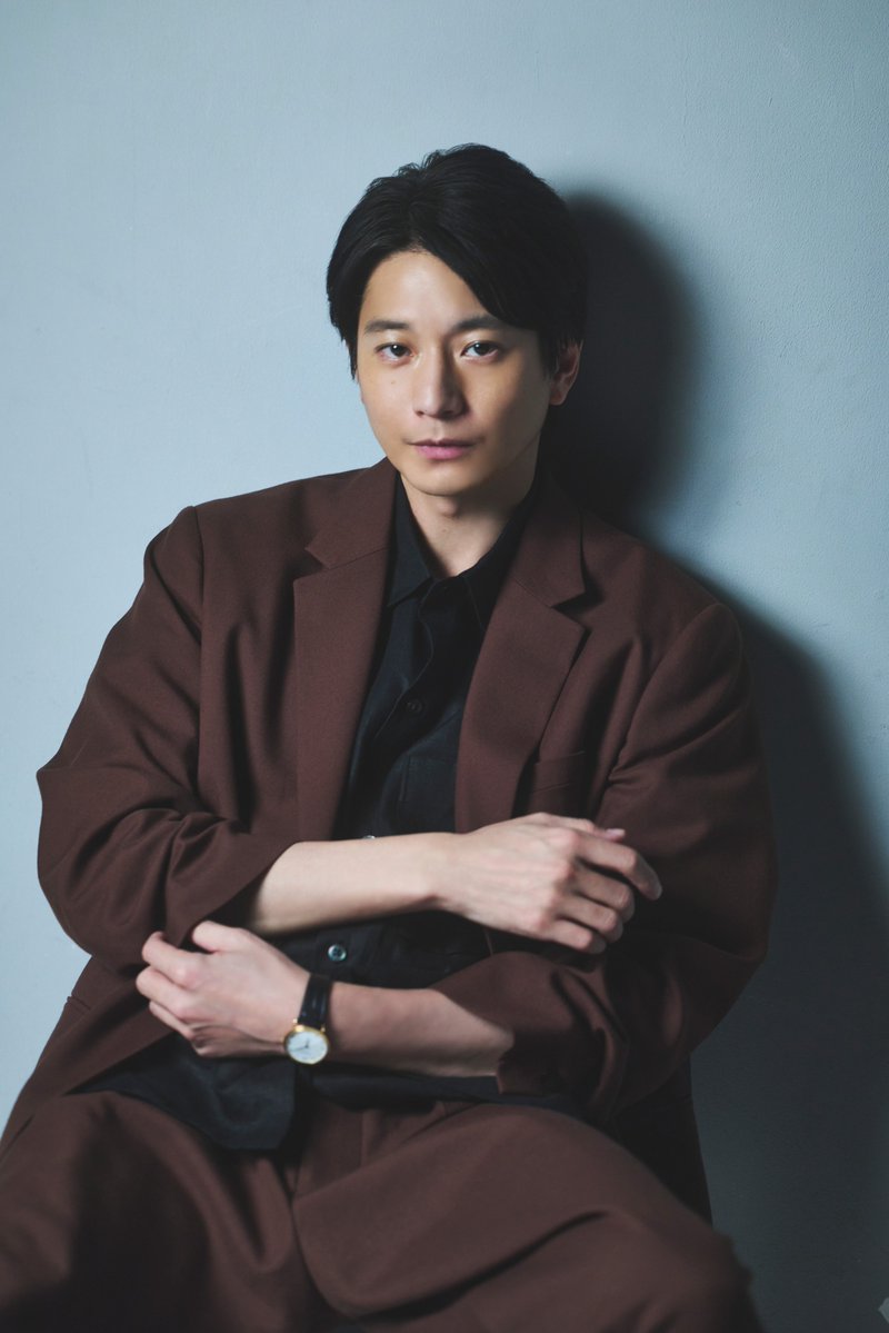fast_japan_'s tweet photo. #向井理 さんのアザーカットを公開📸
光と影が印象的な空間で、
静かな存在感を放つ向井さん。
ふと視線を落とした横顔や、
カメラをまっすぐ見つめる表情など、
一枚一枚で異なる魅力を見せてくださいました✨
@osamu_mukai0207
@drama_wowow
#FAST #MR医薬情報担当者 #WOWOW https://t.co/sms9473DgA