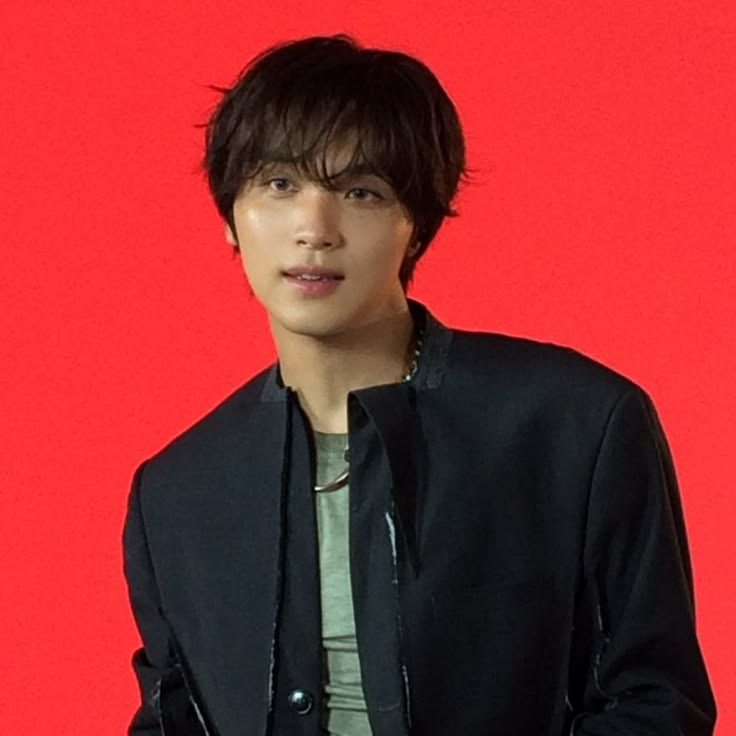 neogotmybackzzz's tweet photo. the way he summoned all the wolves with this look https://t.co/8n6bKFqUey
