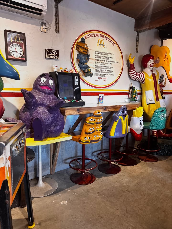 1776Bingo1976's tweet photo. ずっと気になっていたTOYBOX CAFEへ🍔✨

アメリカンスクールバスの中でランチできる
ちょっと特別なカフェ時間☺️

店内も可愛くて、写真を撮るのも楽しかった📸
また行きたいカフェが増えました♡
#TOYBOXCAFE
#トイボックスカフェ
#ハンバーガー
#カフェ巡り
#カフェ時間
#アメリカンスクールバス https://t.co/pJ1XXvgloq