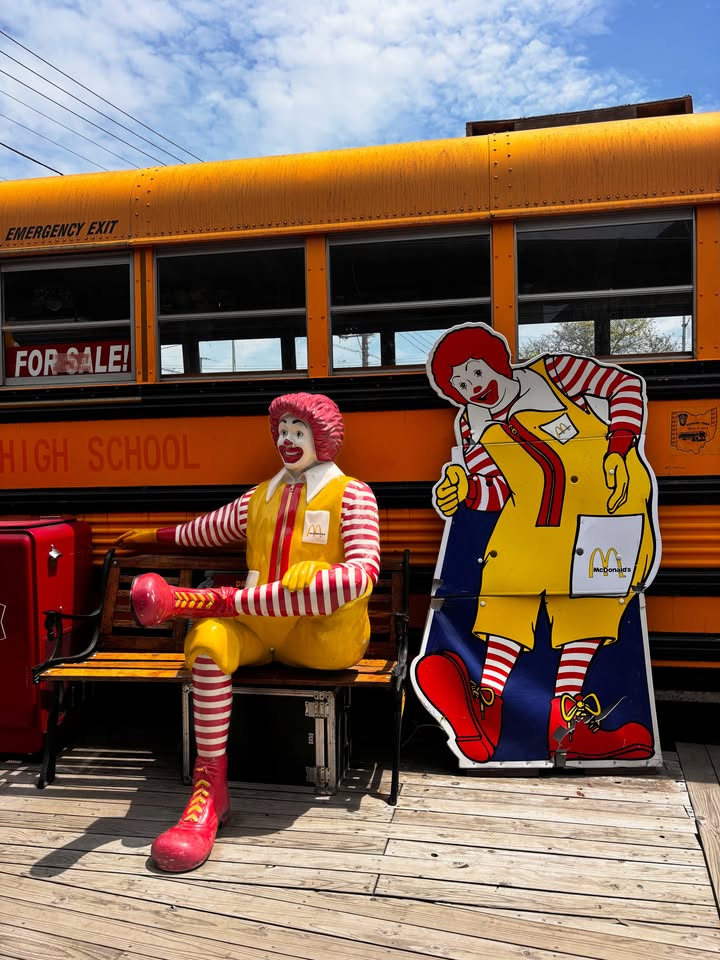 1776Bingo1976's tweet photo. ずっと気になっていたTOYBOX CAFEへ🍔✨

アメリカンスクールバスの中でランチできる
ちょっと特別なカフェ時間☺️

店内も可愛くて、写真を撮るのも楽しかった📸
また行きたいカフェが増えました♡
#TOYBOXCAFE
#トイボックスカフェ
#ハンバーガー
#カフェ巡り
#カフェ時間
#アメリカンスクールバス https://t.co/pJ1XXvgloq