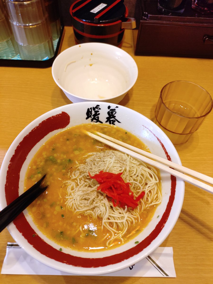 kurark_d3's tweet photo. 今日のお昼

ラーメン暖暮さんの
背脂ラーメン+替玉

用がある場所の近くに
知ってるお店があったので食べました

4枚目の画像にあるように
お得なランチメニューや
替玉食べ放題など腹ペコにとって
とてもありがたいお店屋さんですね
多分また来ると思います、
ご馳走様でした(*ﾟ∀ﾟ)人 https://t.co/Fj215fDAkX