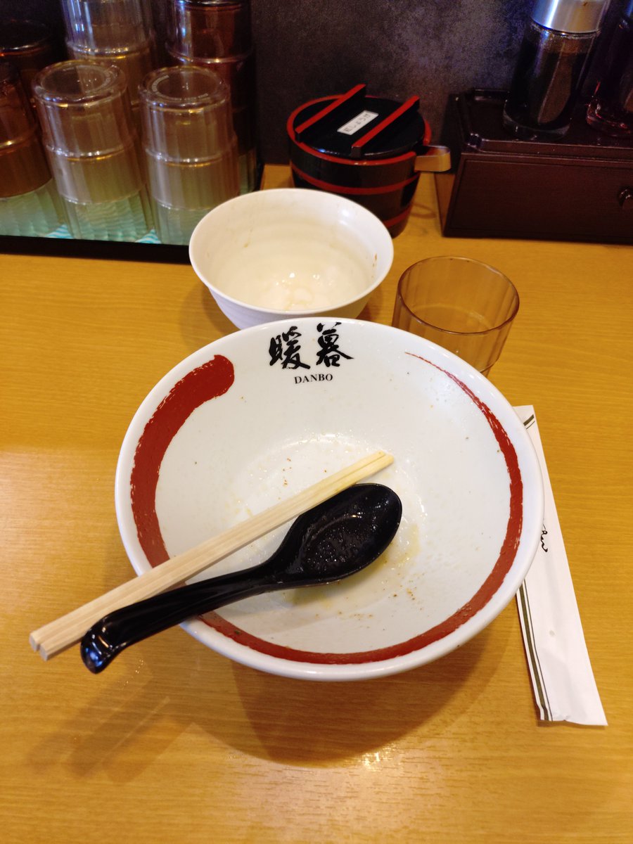 kurark_d3's tweet photo. 今日のお昼

ラーメン暖暮さんの
背脂ラーメン+替玉

用がある場所の近くに
知ってるお店があったので食べました

4枚目の画像にあるように
お得なランチメニューや
替玉食べ放題など腹ペコにとって
とてもありがたいお店屋さんですね
多分また来ると思います、
ご馳走様でした(*ﾟ∀ﾟ)人 https://t.co/Fj215fDAkX
