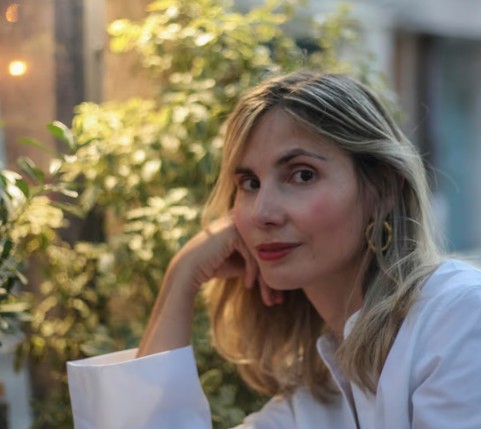 cadenaba's tweet photo. Publican El amor inventado de Paula Klein, una novela sobre las mentiras que sostienen una pareja dlvr.​it/TVnkzh https://t.co/2yhZO1A72q