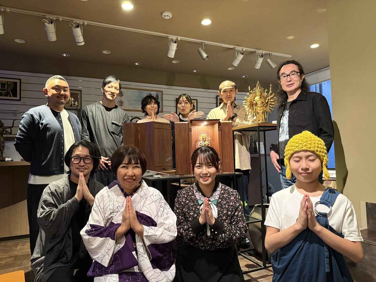 sarina_butsuzou's tweet photo. プロデュースした厨子ケース
「灯和(とわ)」お披露目会(内覧会)✨

お部屋を暗くして皆さんとカウントダウンでご開帳しました🙏

「おお〜」という歓声が！！

仏像界アベンジャーズの皆様に応援していただいてありがたき幸せです！

https://t.co/3cby8Qfo45 https://t.co/NQkzPRr6YZ