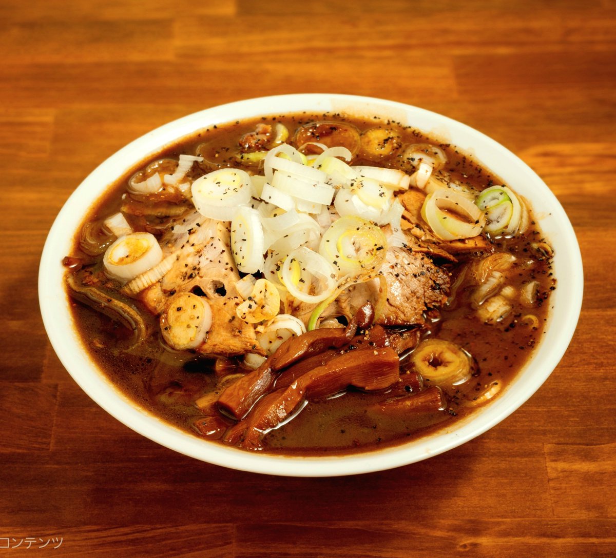 kazunoriKOMIYA's tweet photo. 【札幌ラーメン マルロク】

ラーメン【真っ黒醤油】の試作。
なんかこんなヴィジュアル…

見た事あるような、無いような。

乞うご期待！ https://t.co/denNNKtjwN