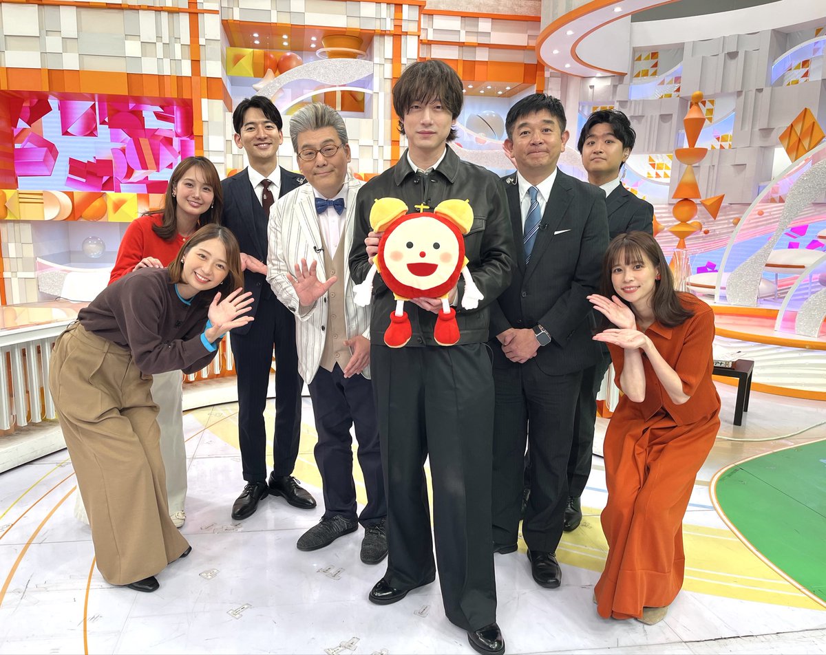 cx_mezamashi's tweet photo. 6日(火)のめざましテレビには今夜スタートの大型国際共同製作ドラマ「kiDnap GAME」から坂口健太郎さんが生出演📺

坂口さんは遊び心いっぱいで、サプライズで伊藤アナにボケを披露！スタジオ大爆笑で本人も満足してたよ🤭

オシャレ好きな坂口さん、秋はニットでファッションを楽しみたいんだって✨ https://t.co/juWSRvU3tE
