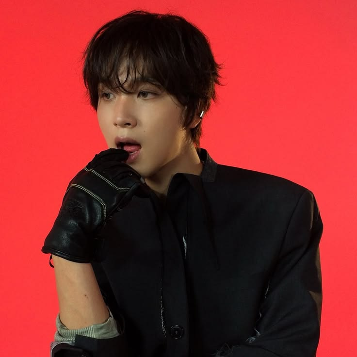 neogotmybackzzz's tweet photo. the way he summoned all the wolves with this look https://t.co/8n6bKFqUey