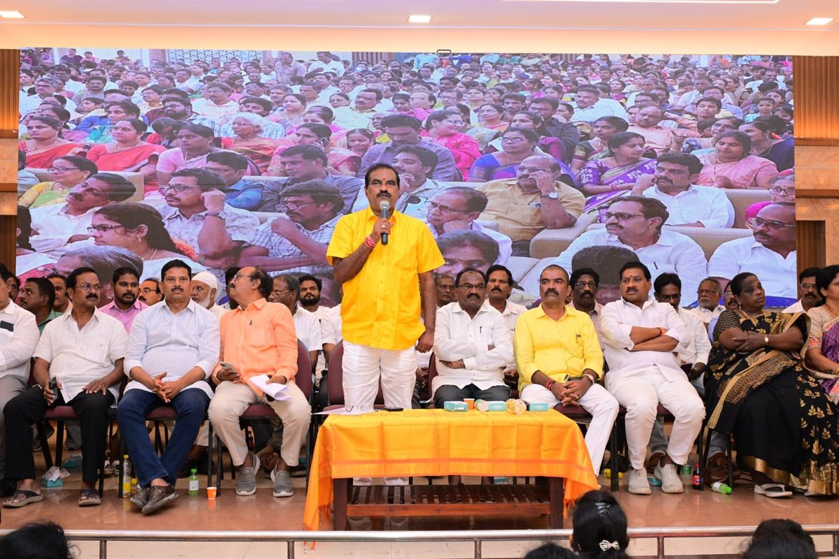 KabardiU's tweet photo. పాలకొల్లు అసెంబ్లీ (పగోజిల్లా)పట్టణంలోధర్మారావు ఫౌండేషన్ వ్యవస్థాపక అధ్యక్షుల, రాష్ట్ర మంత్రివర్యులు  డాక్టర్ శ్రీ నిమ్మల రామానాయుడు గారి ఆధ్వర్యంలో నియోజవర్గ స్థాయిలో జరిగిన గురుపూజోత్సవ వేడుకలలో ఉత్తమ ఉపాధ్యాయ దంపతులకు సత్కార!సభలో.....!
 #bjpvarm #NimmalaRamaNaidu https://t.co/p0ih5usjGQ