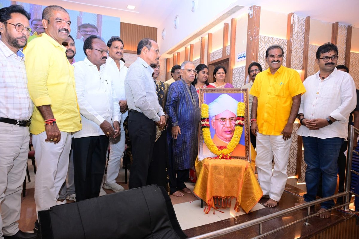 KabardiU's tweet photo. పాలకొల్లు అసెంబ్లీ (పగోజిల్లా)పట్టణంలోధర్మారావు ఫౌండేషన్ వ్యవస్థాపక అధ్యక్షుల, రాష్ట్ర మంత్రివర్యులు  డాక్టర్ శ్రీ నిమ్మల రామానాయుడు గారి ఆధ్వర్యంలో నియోజవర్గ స్థాయిలో జరిగిన గురుపూజోత్సవ వేడుకలలో ఉత్తమ ఉపాధ్యాయ దంపతులకు సత్కార!సభలో.....!
 #bjpvarm #NimmalaRamaNaidu https://t.co/p0ih5usjGQ