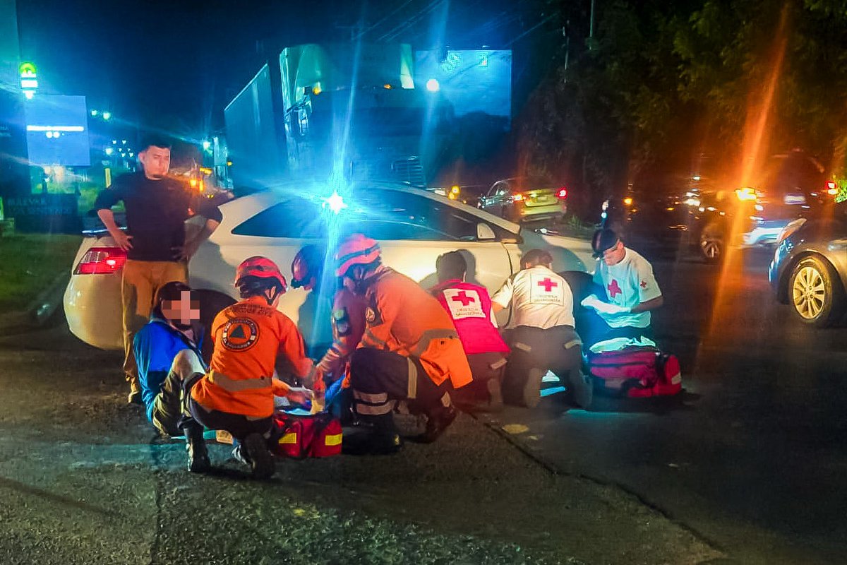 SecPrensaSV's tweet photo. El Equipo Táctico Operativo de @PROCIVILSV brindó atención prehospitalaria durante un accidente de tránsito registrado en la carretera hacia Metapán, en el distrito de Santa Ana, en Santa Ana Centro. https://t.co/GWEbVB8Eju