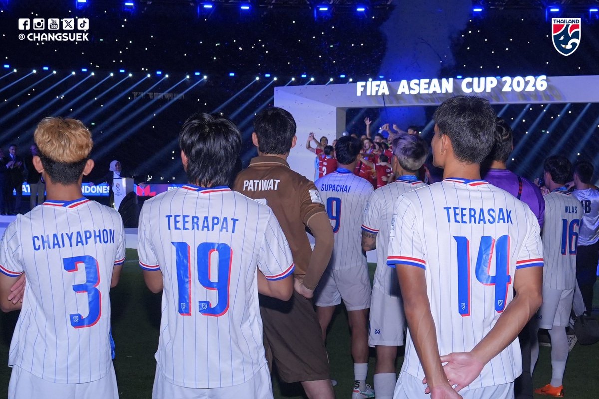 TheLilywhitesID's tweet photo. 🎙️ |  Chanathip Songkrasin menjelaskan alasannya mengenai para pemain Thailand yang tetap bertahan di lapangan untuk menyaksikan Indonesia mengangkat trofi meskipun tidak diwajibkan:

“Kita harus menghormati sang pemenang. Apa pun yang terjadi selama pertandingan, hasil akhir adalah hasil akhir. Kita harus memberikan selamat kepada Indonesia dan menunjukkan kepada semua orang apa artinya sportifitas.

Namun berdiri di sana menyaksikan mereka merayakannya… jauh di dalam lubuk hati, saya memikirkan hal lain.

Tentu saja, rasanya sangat pahit. Api [semangat] itu masih membara di dalam diri saya. Tapi tidak apa-apa. Kita akan bertemu lagi secepatnya di Piala Asia.”

—• via วิเคราะห์บอลจริงจัง

RESPECT! 🫡