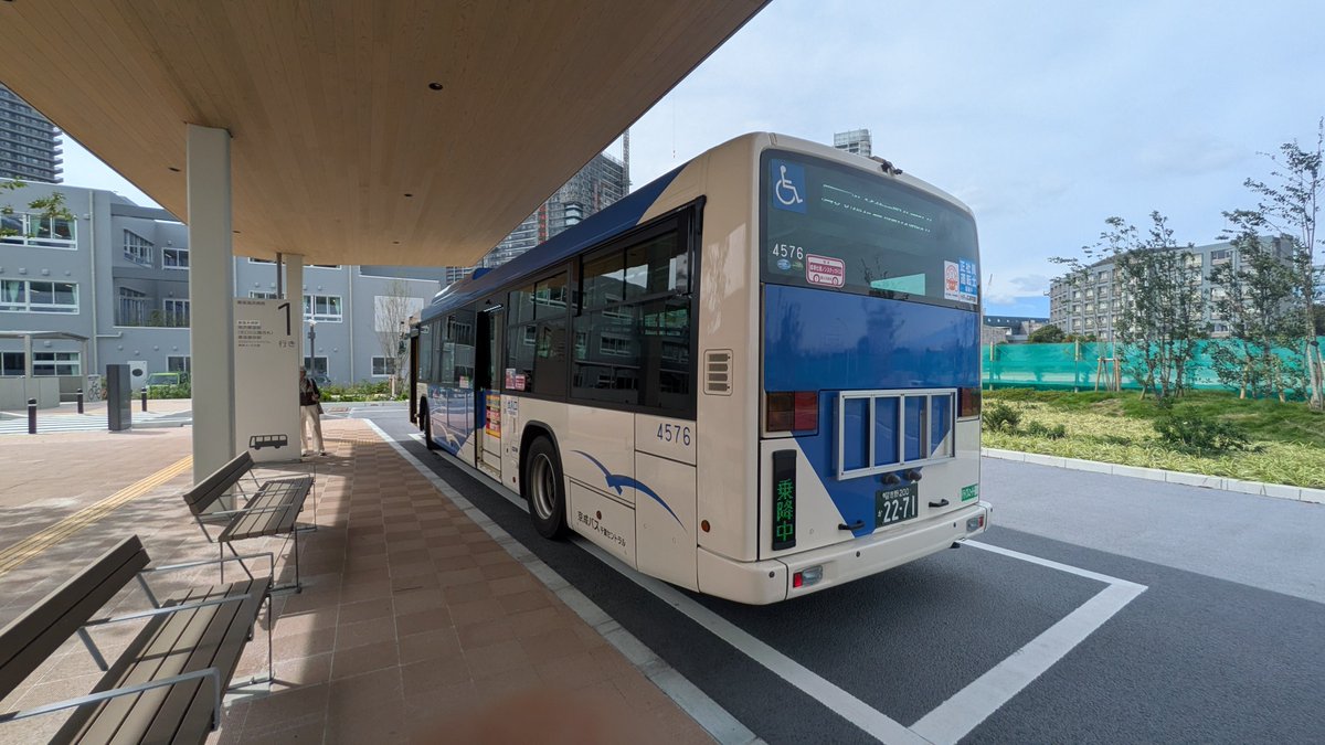 Fujimon1209's tweet photo. 10/1より運行開始となった京成バス千葉セントラルの新都心幕張線の
[海53]海浜幕張駅公園改札〜幕張海浜病院
2km弱の路線ですが、ICでしか入れない公園改札発着なのが特徴。
平日日中のみ運行、前乗り先払い。長尺のラッシュ型にハイエースで余るほどの穴場路線？ https://t.co/W1xWxbo8rL