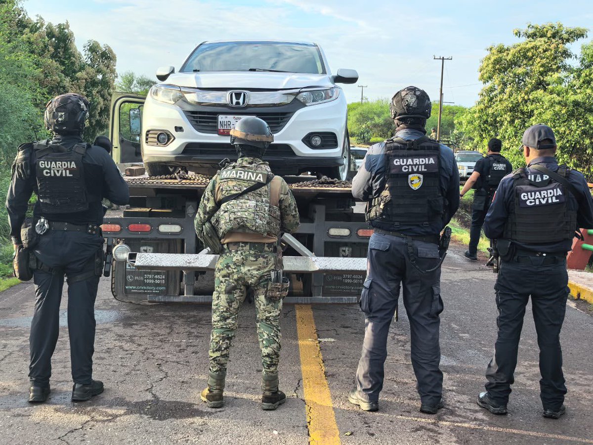 SSeguridad_Mich's tweet photo. 👮🏻♂️Al ampliar las labores de búsqueda en las inmediaciones, fueron localizados más envoltorios con la misma sustancia, para un total de 18 paquetes asegurados, los cuales, junto con el vehículo, quedaron a disposición de la autoridad competente.
#GuardiaCivil #TeCuidamos https://t.co/IiUdvR9PMq