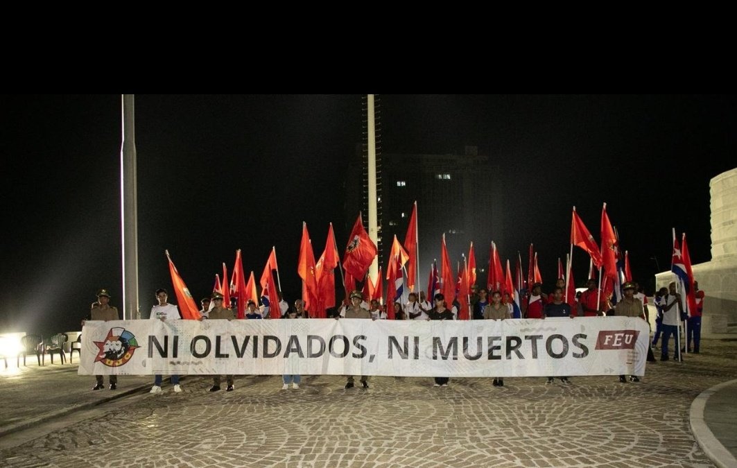 DefendiendoCuba's tweet photo. Jóvenes cubanos dede el Memorial José Martí, en vigilia por las víctimas del crimen de Barbados. A 50 años, de ese acto terrorista👇

‼️‼️El dolor se multiplica‼️‼️

#TenemosMemoria
#DefendiendoCuba🇨🇺💪❤️ https://t.co/iWZB5MkPX6