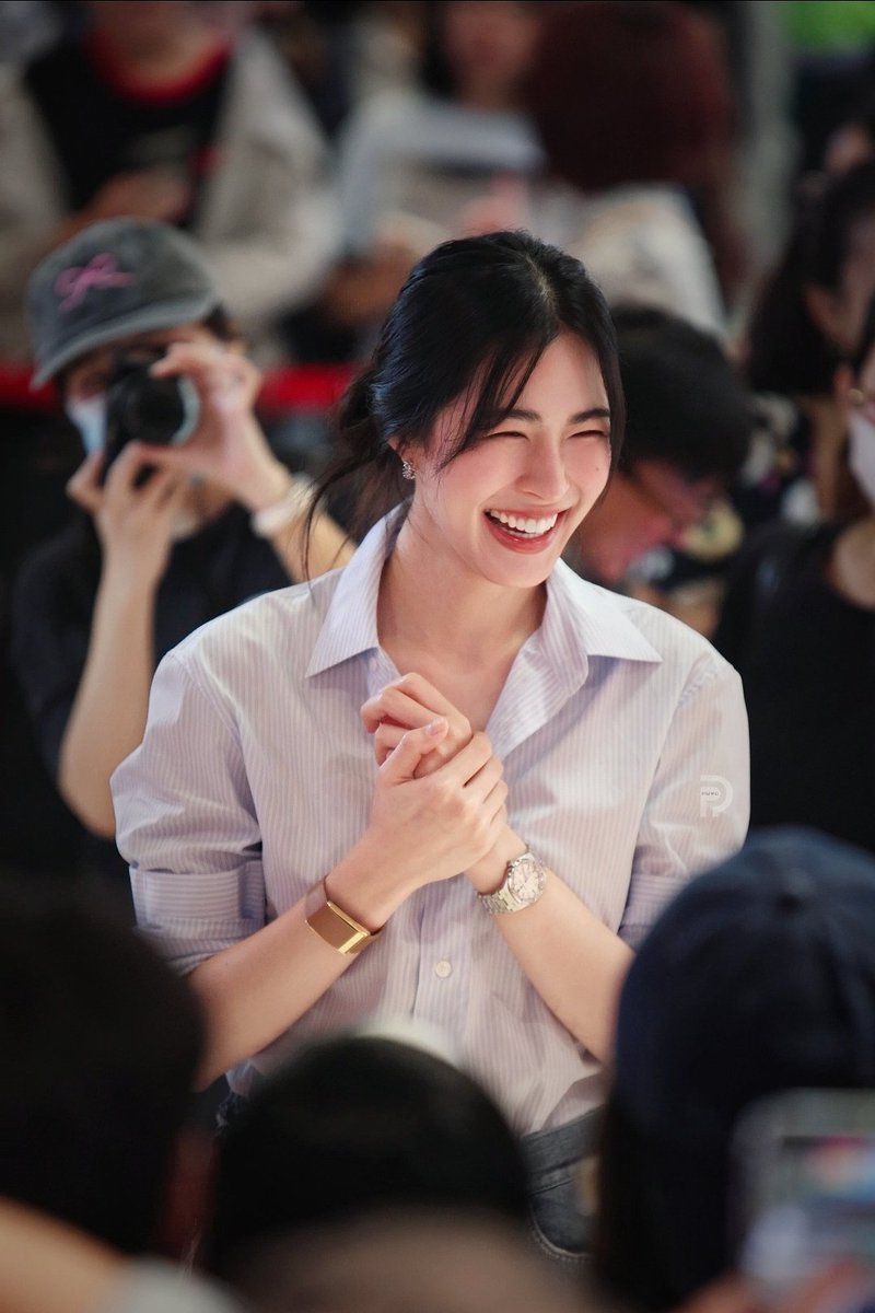 BestKwong511_CN's tweet photo. Radiant superstar Lingling at Dior Summer 27 looks flawlessly chic at sharp this iconic Dior moment. Can't take my eyes off Lingling! 🎉

#LinglingKwong #DiorSummer27
#PFW #Dior
#LinglingKwongXDiorSummer27
@Dior @linglingsirilak https://t.co/n5sTaeqROU