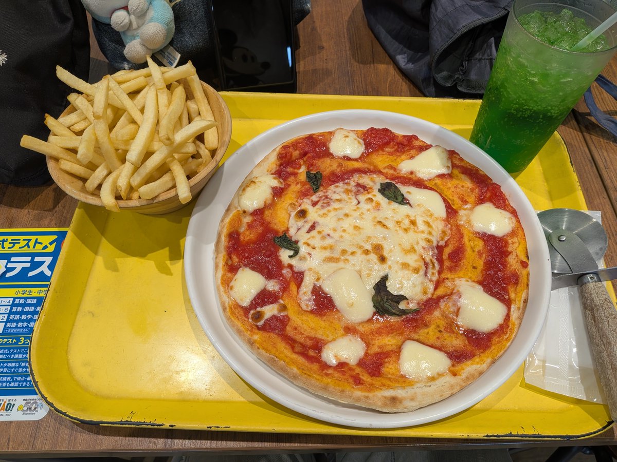 ruiruirui_917's tweet photo. 1人でごはん🍕🍟🍈 https://t.co/GIJKUwGaAE