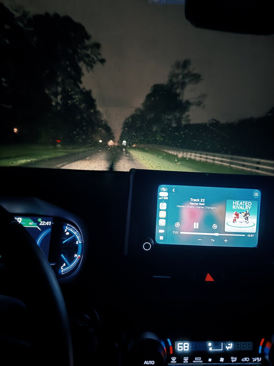 kisslater's tweet photo. Rainy commute home + listening to the HR audiobook 🙌🌧️ https://t.co/aTdc7Dwvl2